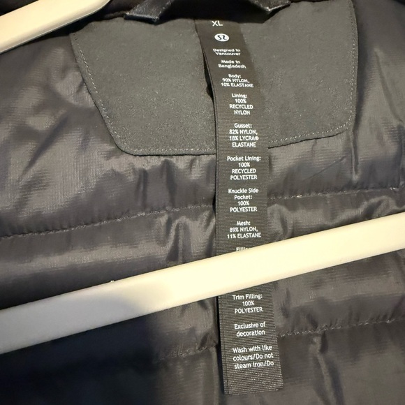 Men's LuluLemon Black Quilted Puffer Vest - Picture 4 of 5